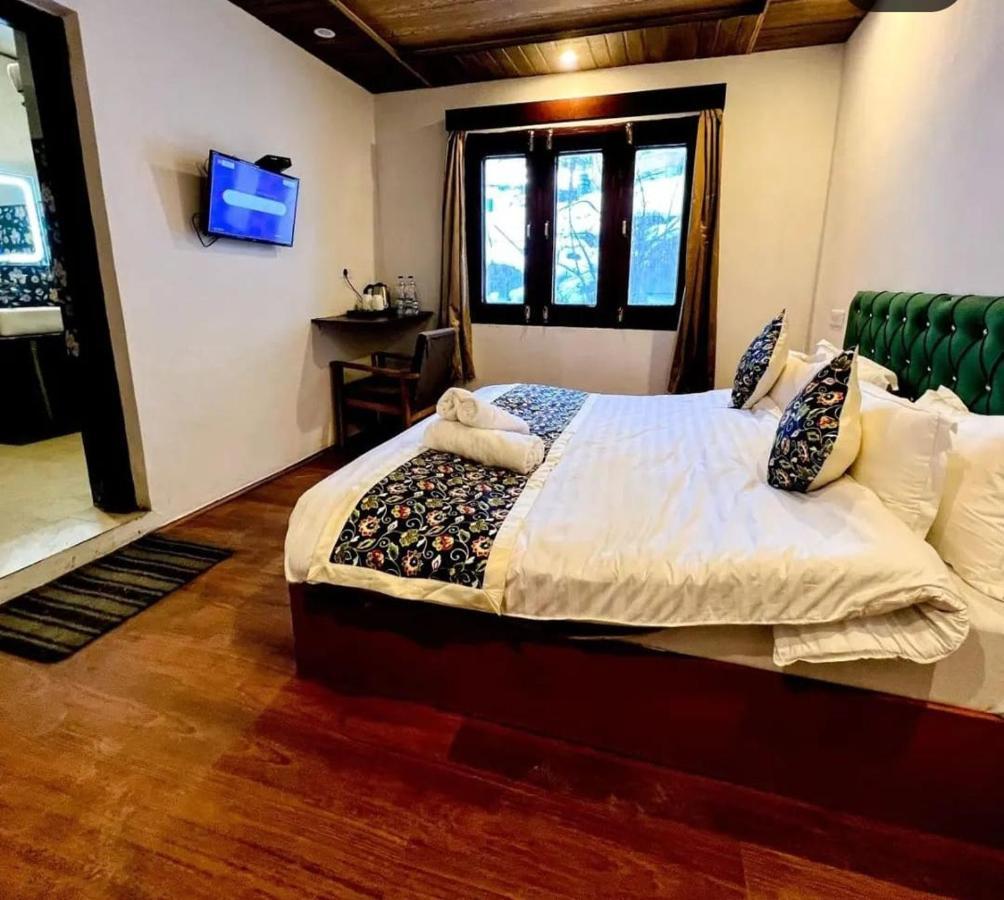 Hotel Poshwan Gulmarg Esterno foto