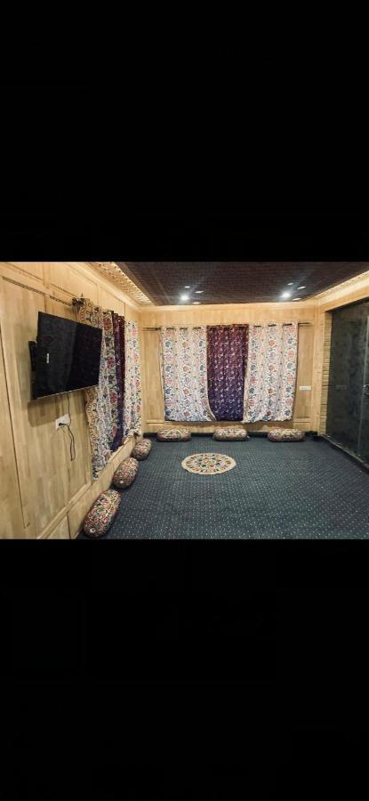 Hotel Poshwan Gulmarg Esterno foto